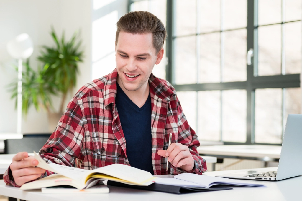 Un joven estudiante busca extensiones de google para citar