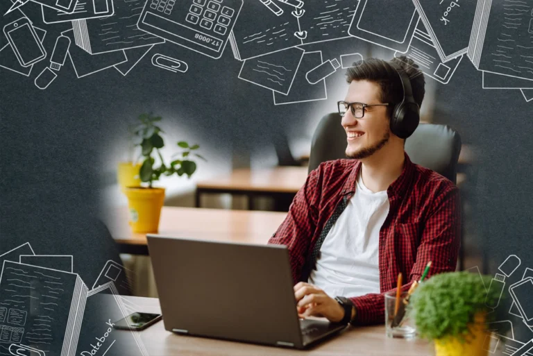 Joven profesional sonriente mientras consulta información sobre el crédito FIDERH de Banxico en su laptop, simbolizando el acceso a oportunidades de posgrado.