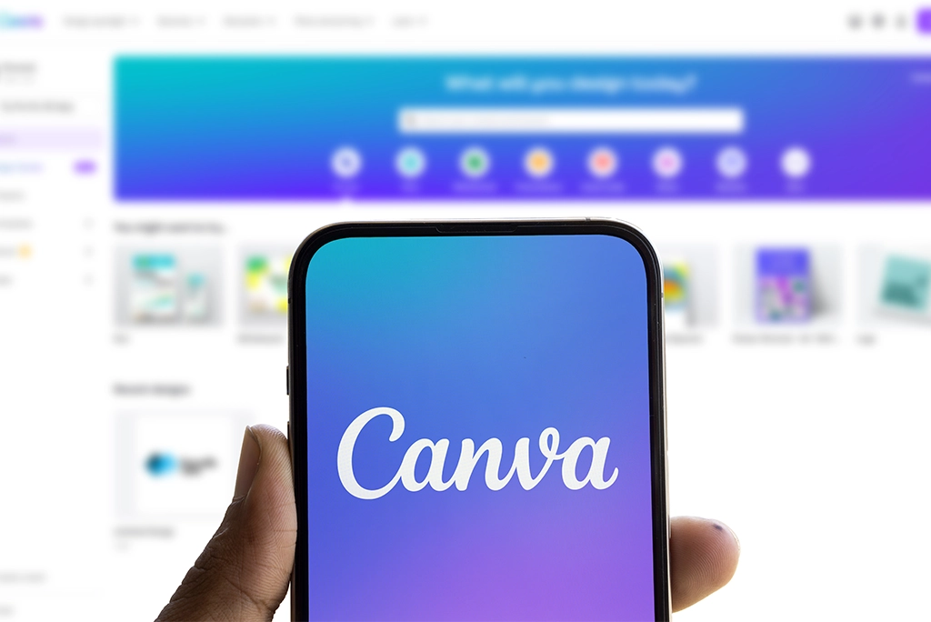 Docente utilizando Canva para docentes para crear hojas de cálculo visuales en un aula moderna, mostrando gráficos interactivos y diseños atractivos.