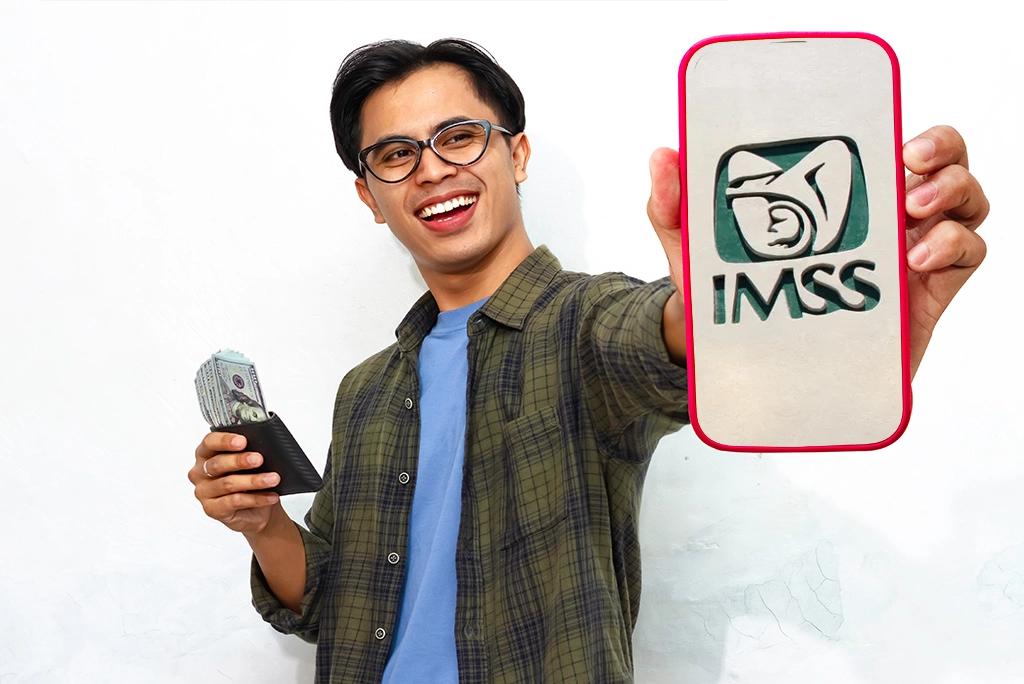 Persona realizando trámite en línea para afiliación al IMSS independiente, mostrando seguridad médica para trabajadores por cuenta propia