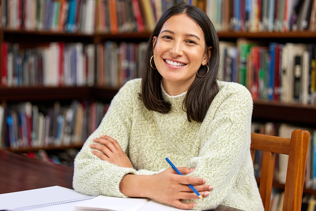Estudiante revisando documentos para aplicar a una beca de posgrado – Aprende cómo obtener beca para posgrados en México