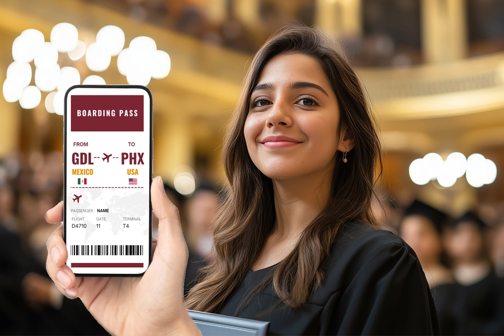 Joven que estudió una Maestría en Administración de Negocios (MBA Global) en la UAG y se dirige a trabajar en Estados Unidos, se muestra el boleto de avión en un celular.