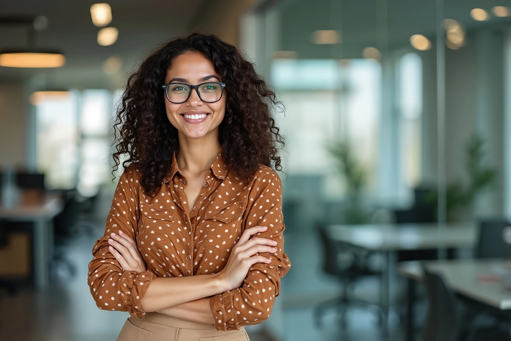 Mujer con actitud de emprendedor de poder afrontar lo que puede arruinar tu negocio