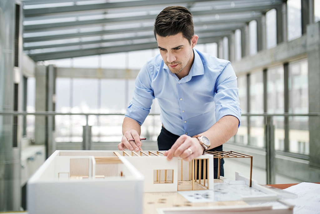 Estudiante revisando planos arquitectónicos en una universidad – Explora los mejores posgrados de arquitectura en México