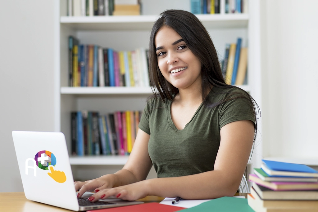 Estudiante disfrutando de los cursos gratuitos de la UNAM en la plataforma Aprendo+, aprendiendo desde casa con flexibilidad y certificación