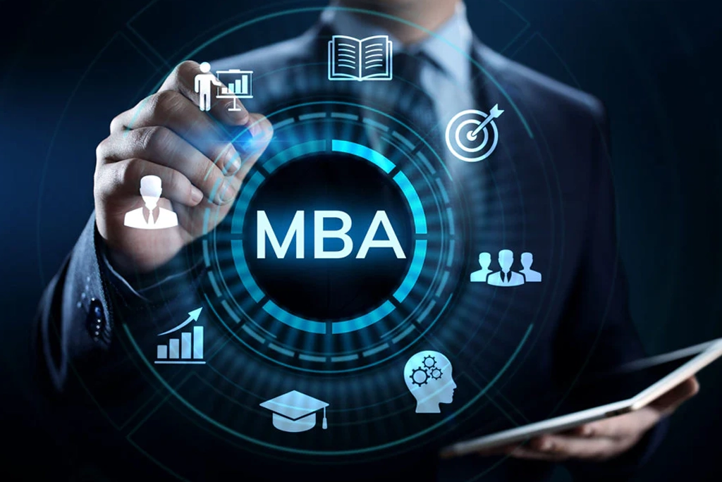 Estudiante de negocios sonriente por todas las habilidades y conocimientos que le da el cursar un MBA en alguna de las mejores escuelas a nivel mundial.