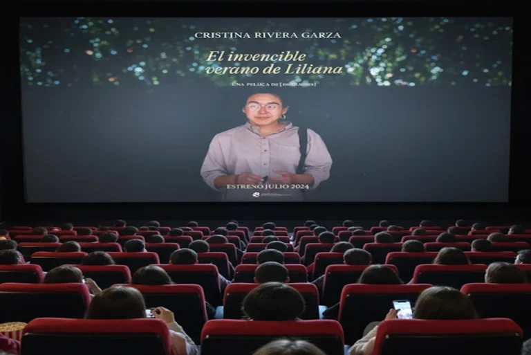 jóvenes en el cine viendo el estreno de la película "El invencible verano de Liliana"