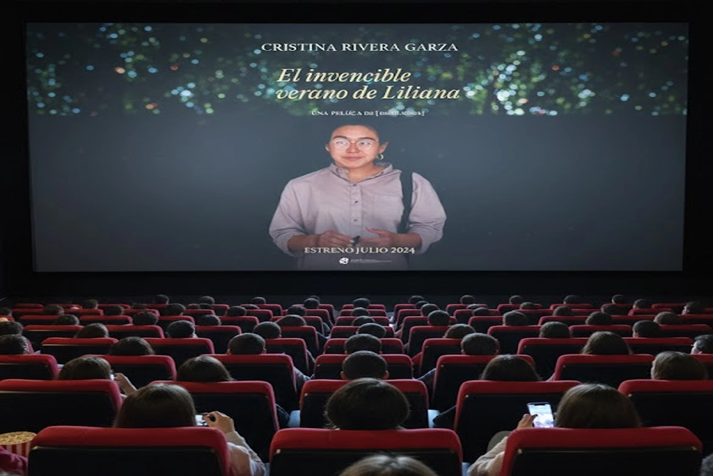 jóvenes en el cine viendo el estreno de la película "El invencible verano de Liliana"