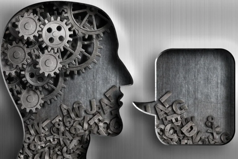 cerebro humano donde se entrelazan palabras y símbolos de diferentes idiomas, representando la actividad cerebral al aprender lenguas.