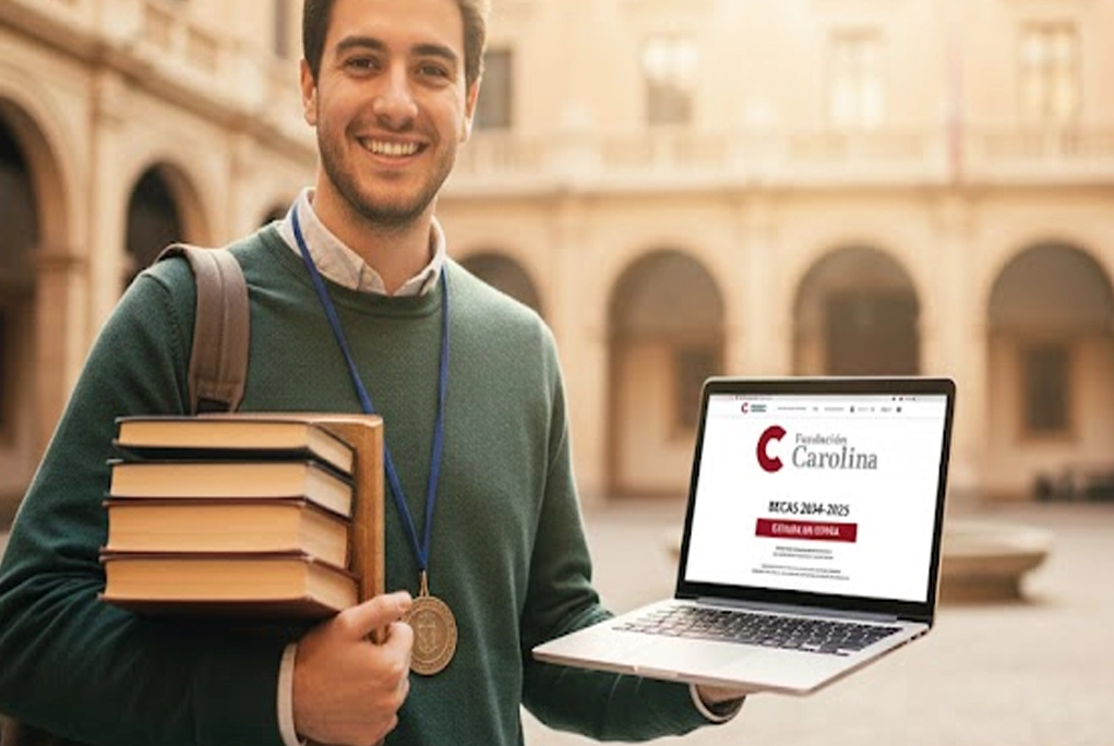 Joven estudiante sonriente con libros y un portátil, simbolizando la oportunidad de estudiar en España con una de las becas Fundación Carolina